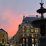 Central, Charming, 1800s
