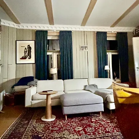 Central, Charming, 1800s Lii