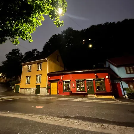 Central, Charming, 1800s Daire *