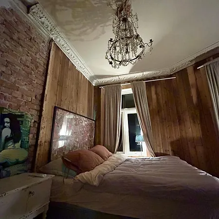 Central, Charming, 1800s Apartment *