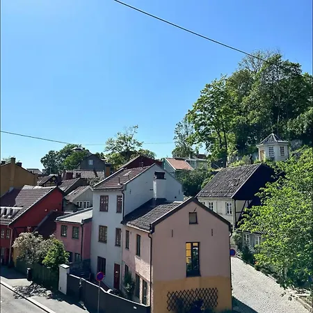 Central, Charming, 1800s Lii