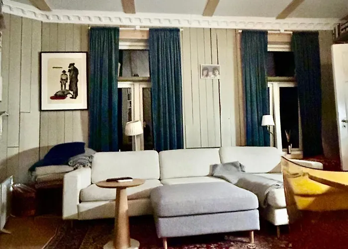 Central, Charming, 1800s Lii