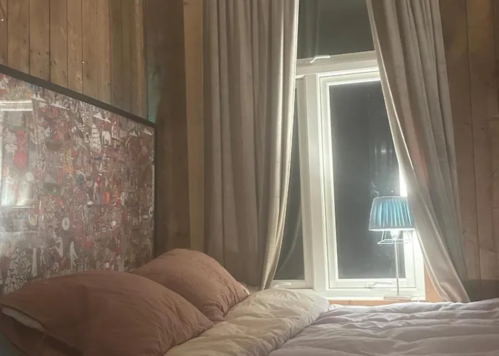 Central, Charming, 1800s Lii