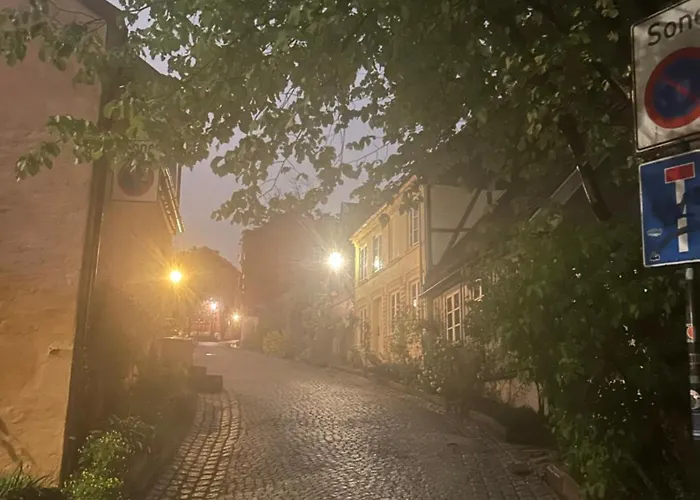 Central, Charming, 1800s