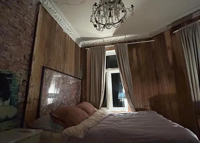 Central, Charming, 1800s Lii