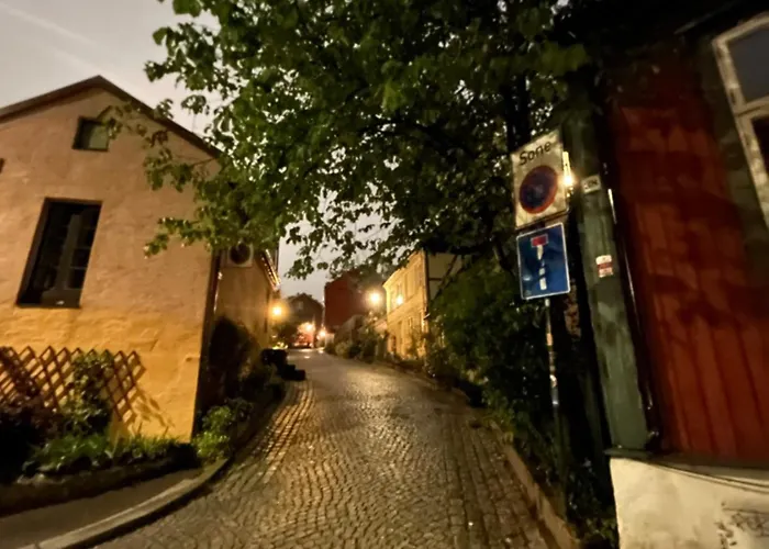 Central, Charming, 1800s *