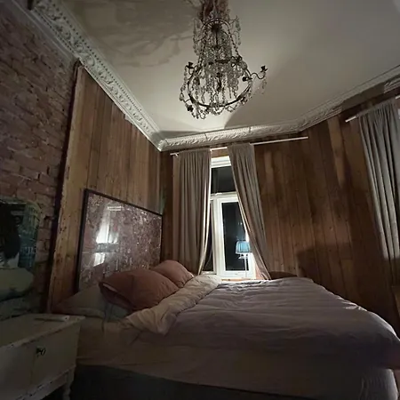 Central, Charming, 1800s Lii