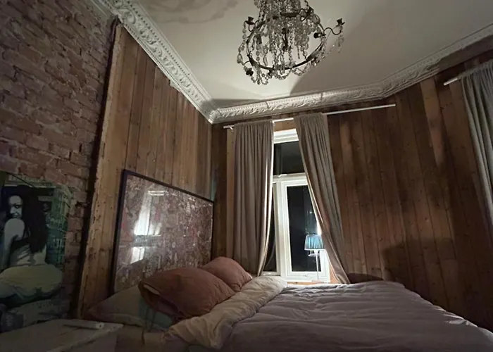 Central, Charming, 1800s *